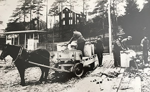 Avfallshämtning med häst och vagn vid Folkets Park på 1940-talet